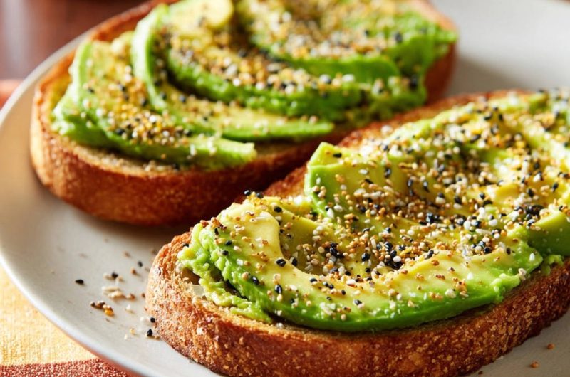 Avocado Toast mit allem Drum und Dran