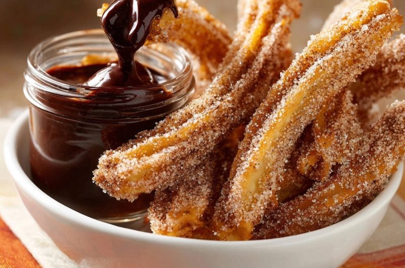 Hausgemachte Churros mit feiner Schokosauce