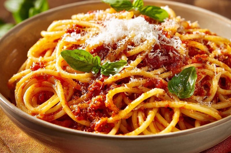 Klassische Spaghetti mit Tomaten-Basilikum-Soße