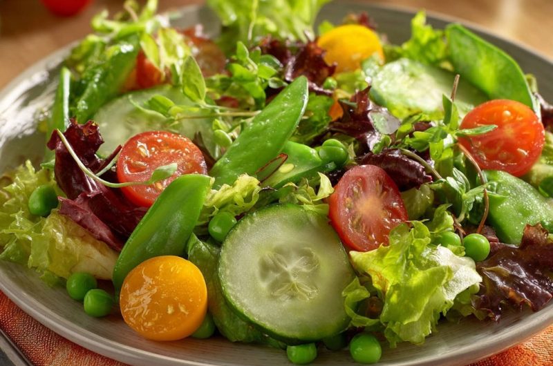 Knackiger Frühlingssalat mit Zitronen-Dressing