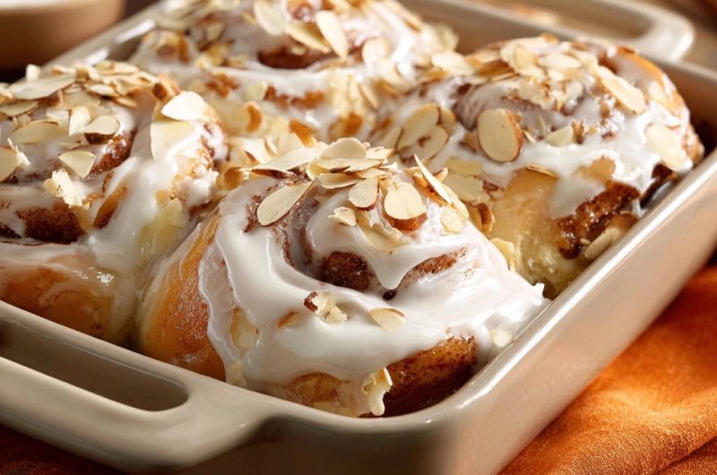 Saftige Zimtschnecken mit Mandeltopping