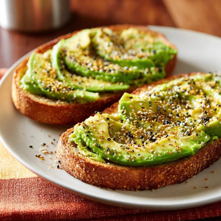 Avocado Toast mit allem Drum und Dran, serviert auf zwei gerösteten Brotscheiben mit einer Nahaufnahme des Belags.