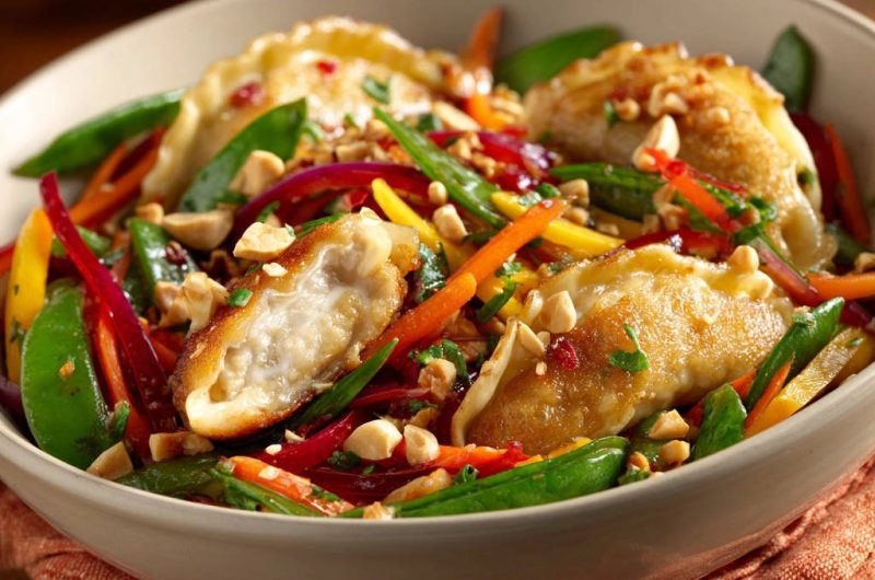 Asiatische Teigtaschen-Pfanne mit knackigem Gemüse