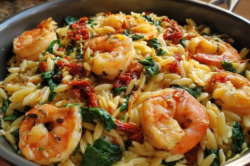 Garnelen-Orzo mit Spinat und getrockneten Tomaten