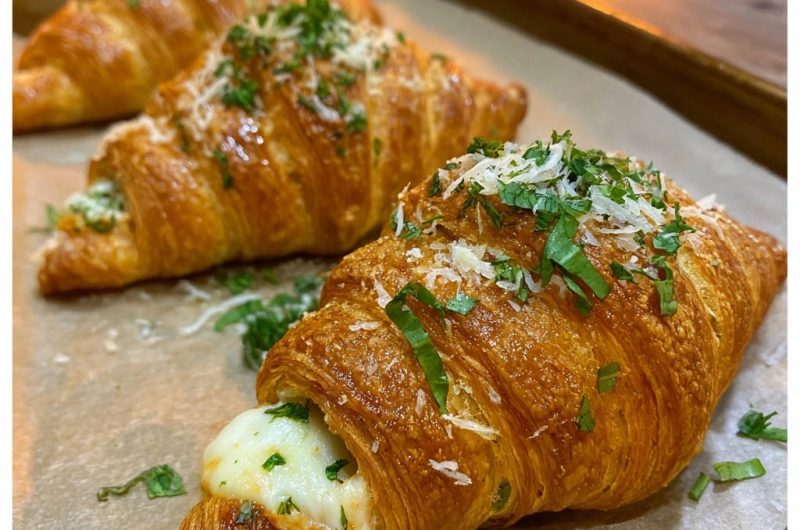 Goldene Käse-Kräuter-Croissants