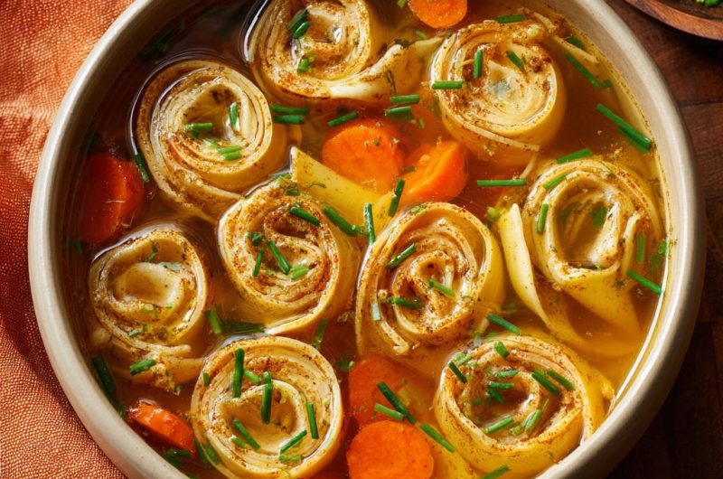 Hausgemachte Suppen-Nudelröllchen