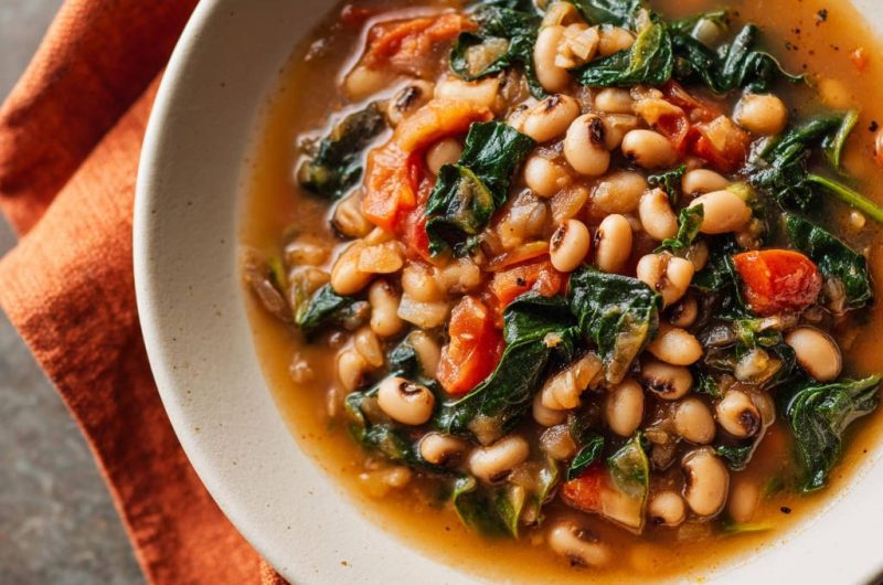 Herzhafter Augenbohnen-Eintopf mit Blattspinat