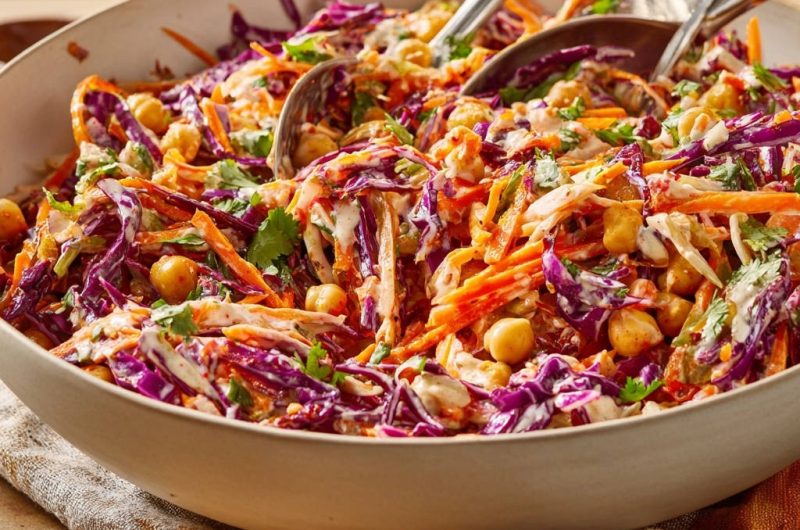 Knackiger Krautsalat mit Kichererbsen