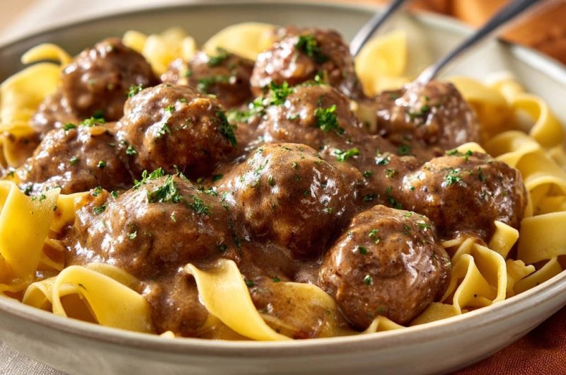 Schwedische Hackbällchen auf Eiernudeln