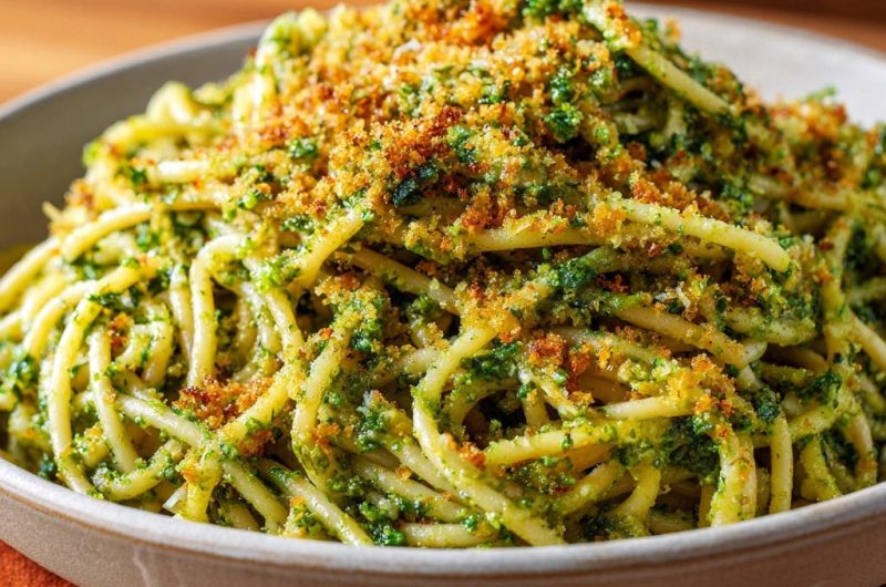 Spaghetti mit grünem Pesto und Knusper-Topping