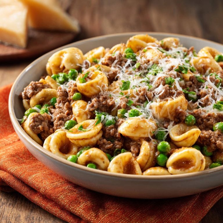 Orecchiette mit Hackfleisch und Erbsen, eine Nahaufnahme der Nudeln mit Fleischsauce und Parmesan.