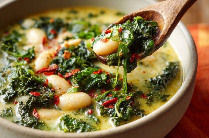 Cremige Grünkohl-Bohnensuppe mit Chili