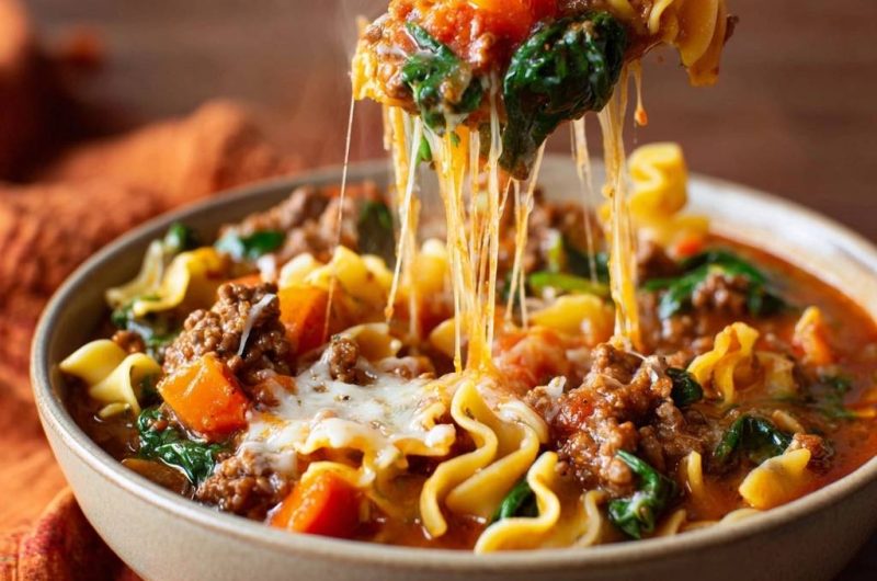 Cremige Kürbis-Hack-Fusilli-Suppe