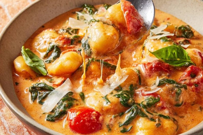 Cremige Tomaten-Gnocchi mit Spinat und Parmesan