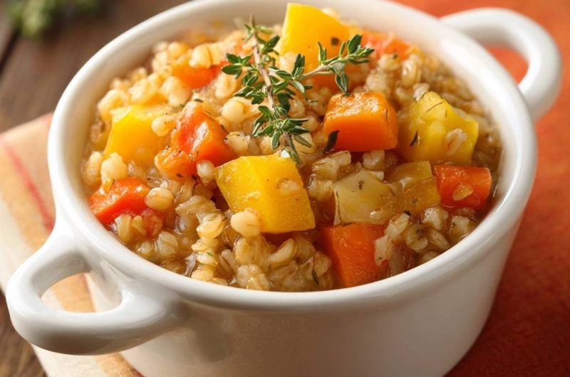 Cremiger Kürbis-Gersten-Eintopf