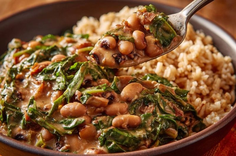 Cremiges Bohnen-Spinat mit Speck über braunem Reis