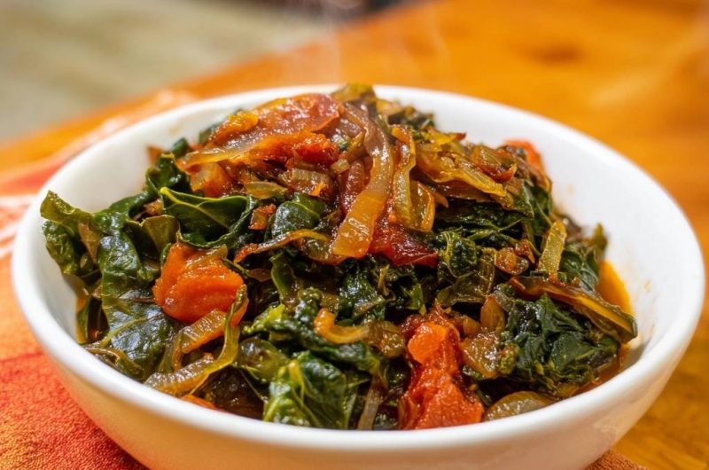 Geschmorter Mangold mit Tomaten & Zwiebeln (Nie wieder matschiger Mangold!)