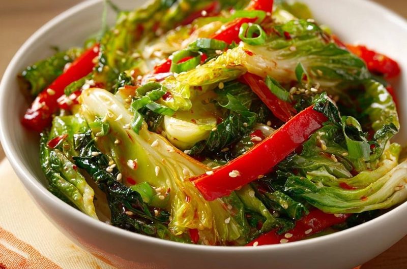 Knackiger gebratener Pak Choi mit Paprika