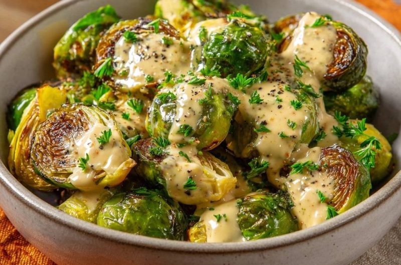 Knuspriger Ofen-Rosenkohl mit cremiger Senfsauce