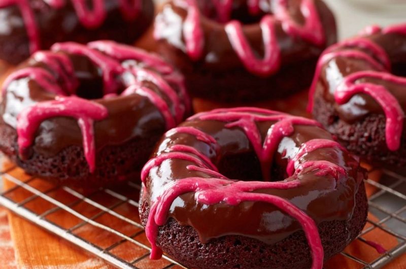 Luftige Schoko-Donuts mit Pink-Schoko-Guss