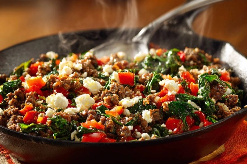 Mediterrane Hackpfanne mit Spinat und Feta