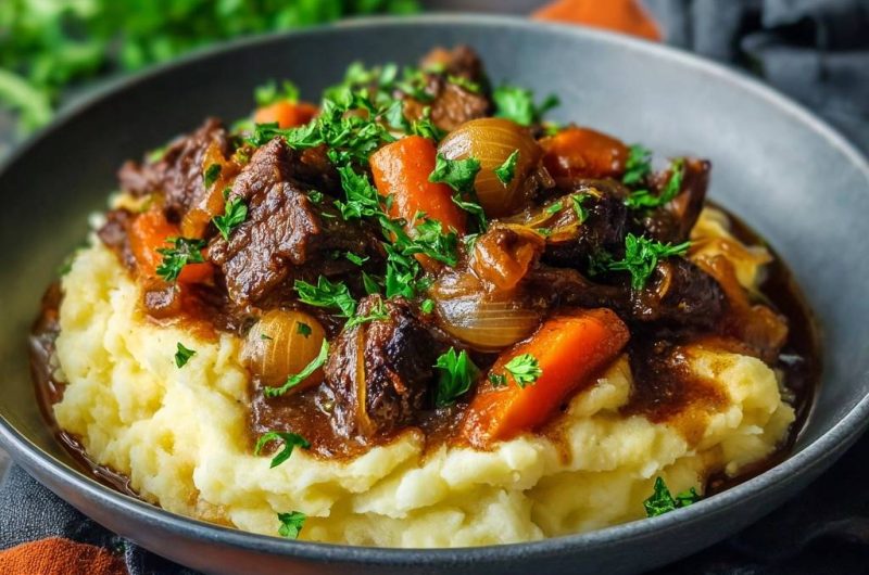 Rindergulasch mit Karotten auf cremigem Kartoffelpüree