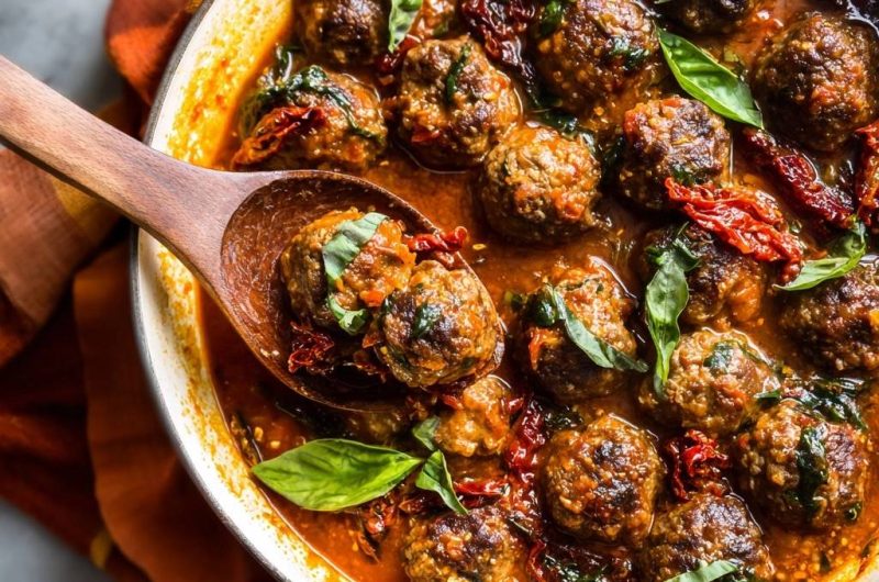 Saftige Fleischbällchen in Tomaten-Basilikum-Soße