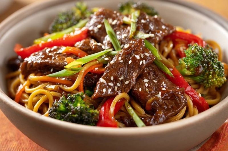 Wok-Rindfleisch-Nudeln mit Brokkoli