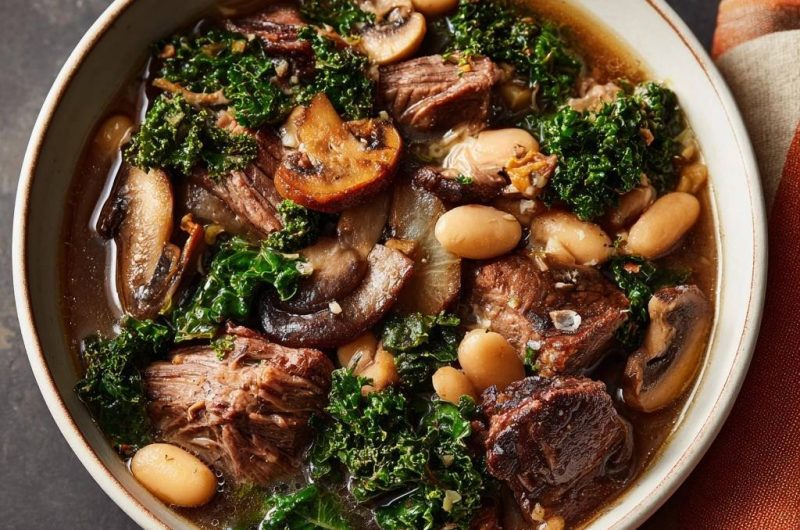 Zarter Rindfleisch-Eintopf mit Grünkohl, Pilzen & Bohnen