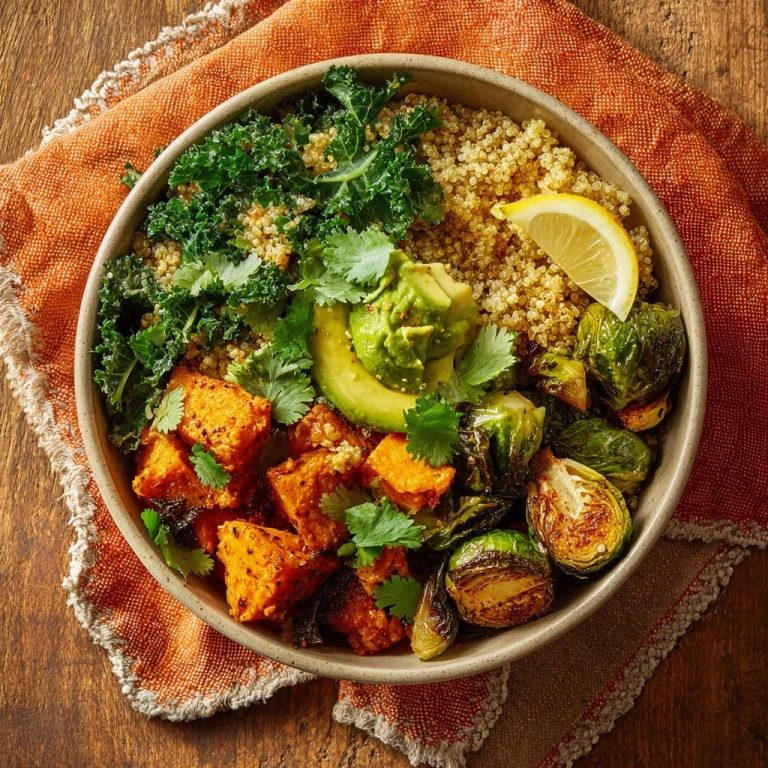Herbstlicher Quinoa-Power-Bowl mit Süßkartoffeln, Grünkohl und Avocado von oben betrachtet.