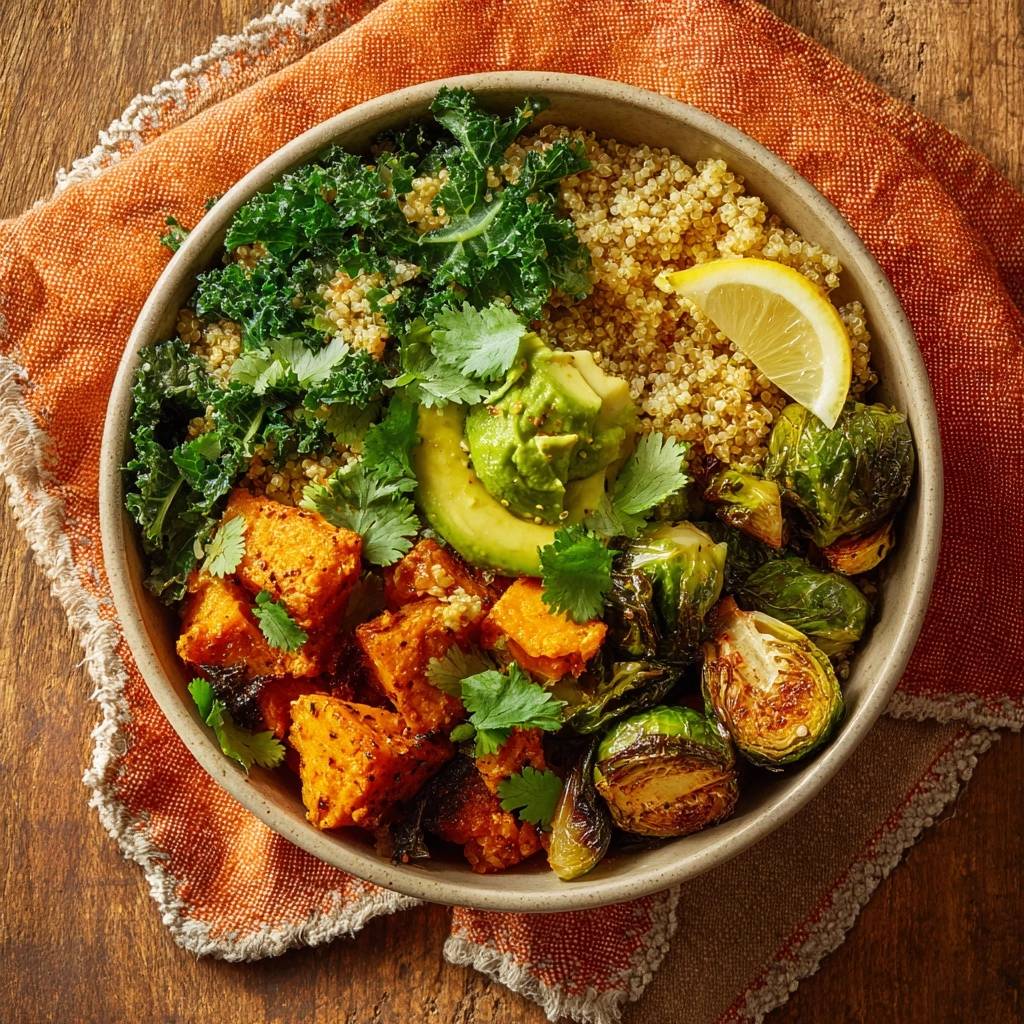 Herbstlicher Quinoa-Power-Bowl mit Süßkartoffeln, Grünkohl und Avocado von oben betrachtet.