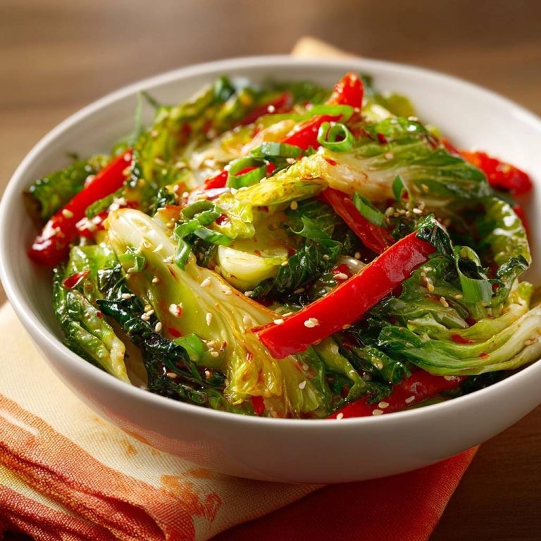 Knackiger gebratener Pak Choi mit Paprika, Nahaufnahme des würzigen Gerichts in einer weißen Schüssel mit Sesam.