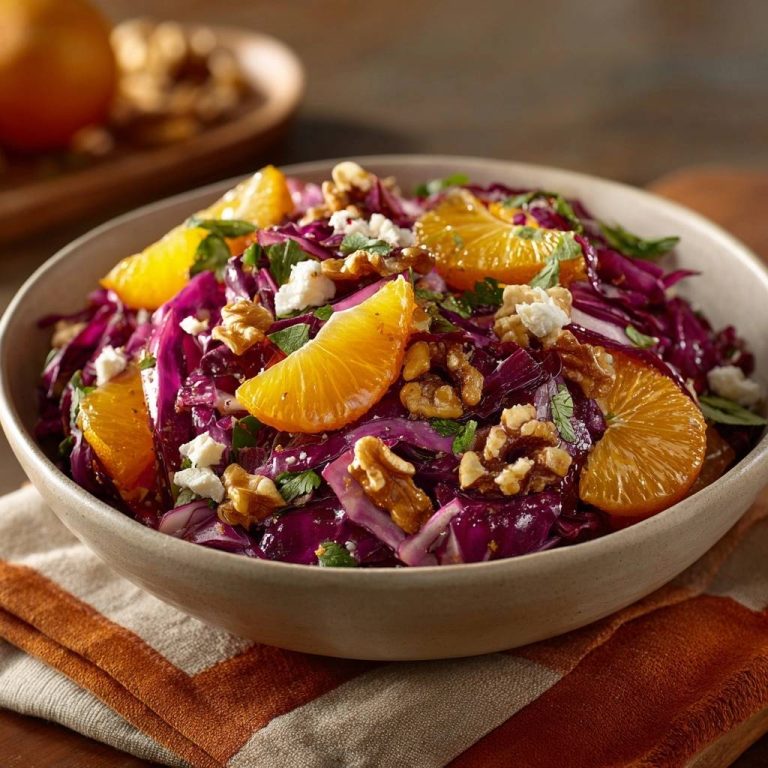 Rotkohl-Orangen-Salat mit Walnüssen und Feta, nahaufnahme des bunten Salats mit Orangenspalten und Nüssen