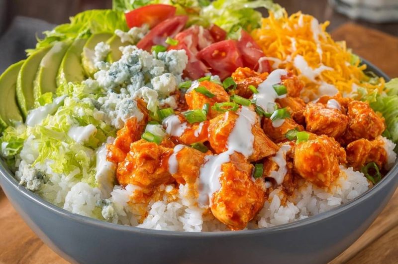 Buffalo-Hähnchen-Reis-Bowl (Nie wieder trockenes Hähnchen!)