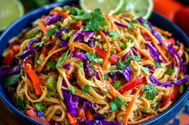 Bunter Thai-Erdnuss-Nudelsalat