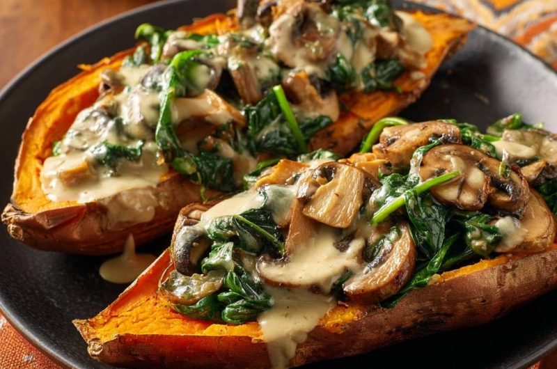 Cremig gefüllte Süßkartoffeln mit Spinat und Pilzen
