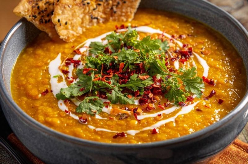 Cremiges Masoor Dal mit Sesam-Naan