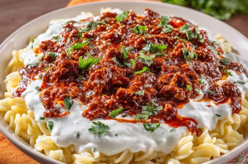 Fusilli mit Hacksoße und Joghurt