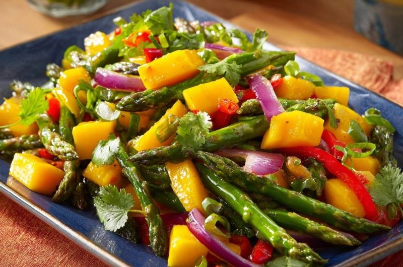 Knackiger Spargel-Mango-Wok