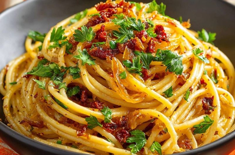 Knusprige Zwiebel-Spaghetti mit Tomaten