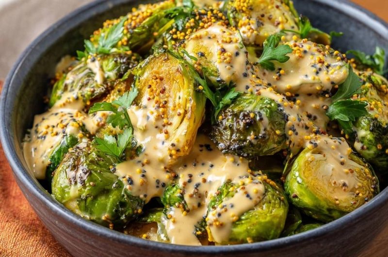 Knuspriger Rosenkohl mit Senf-Creme