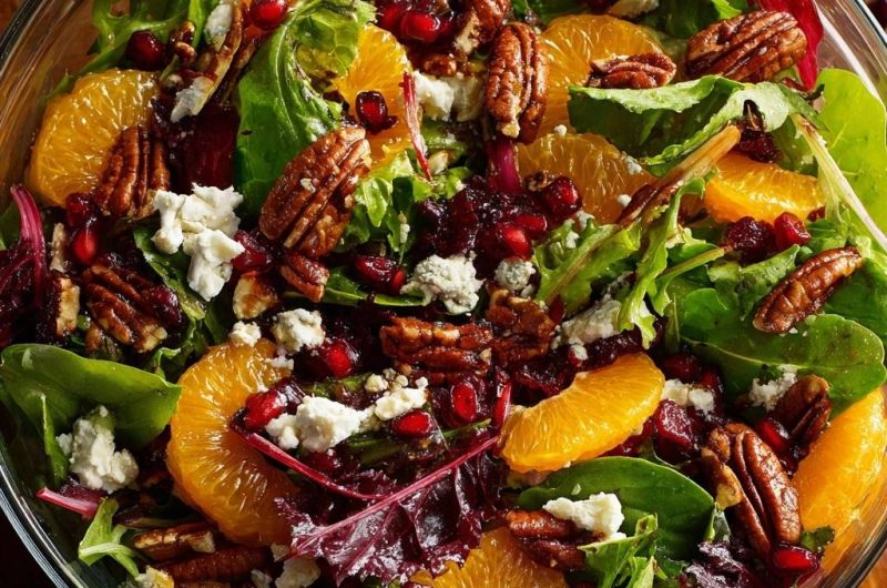 Orangen-Granatapfel-Salat mit Pekannüssen und Blauschimmelkäse