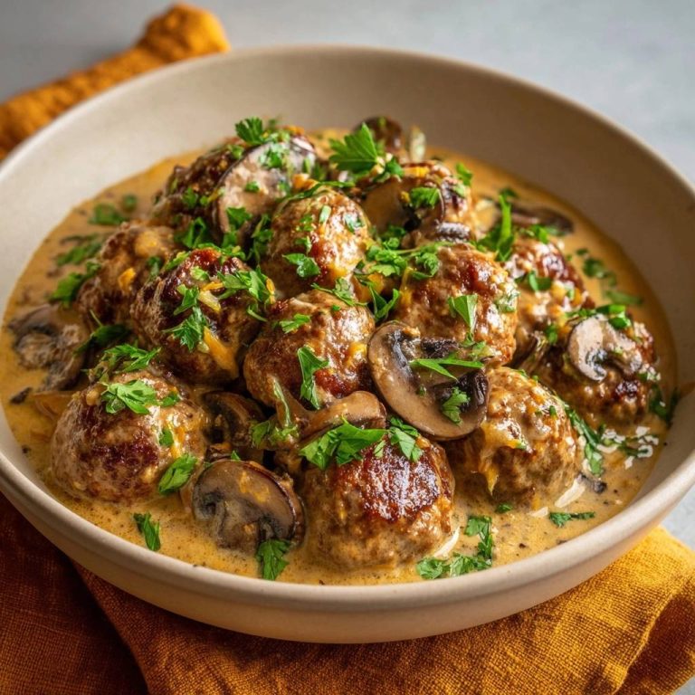 Saftige Fleischbällchen in cremiger Pilzsoße