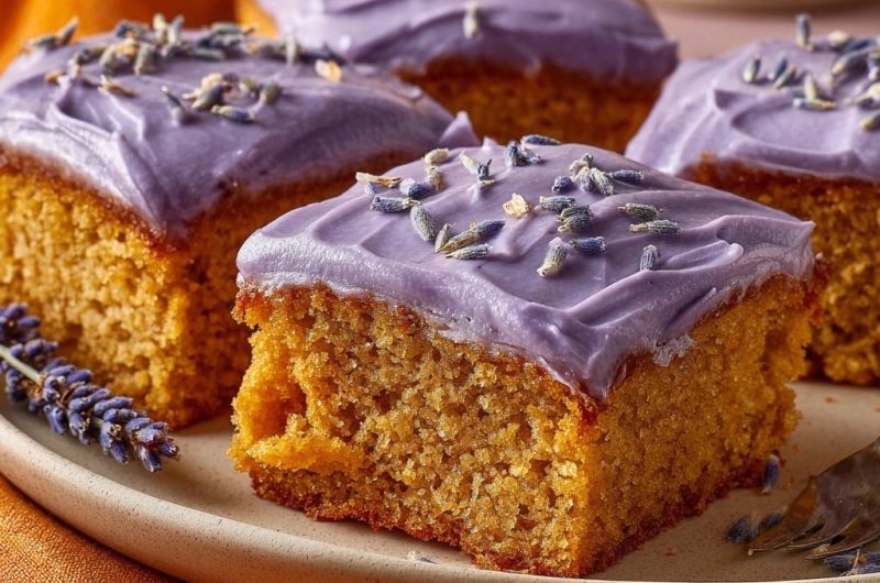 Saftiger Kürbiskuchen mit Lavendelfrosting (Nie wieder bitterer Lavendel!)