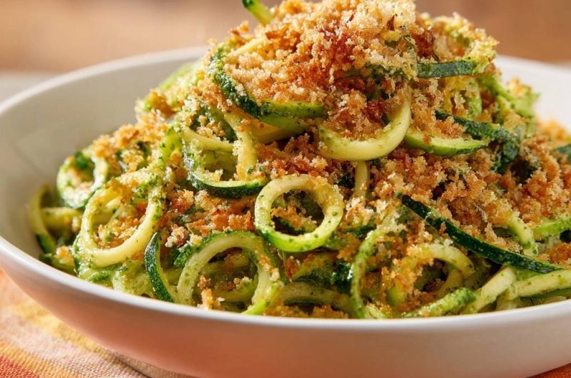 Zucchini-Nudeln mit Pesto und knusprigen Krümeln