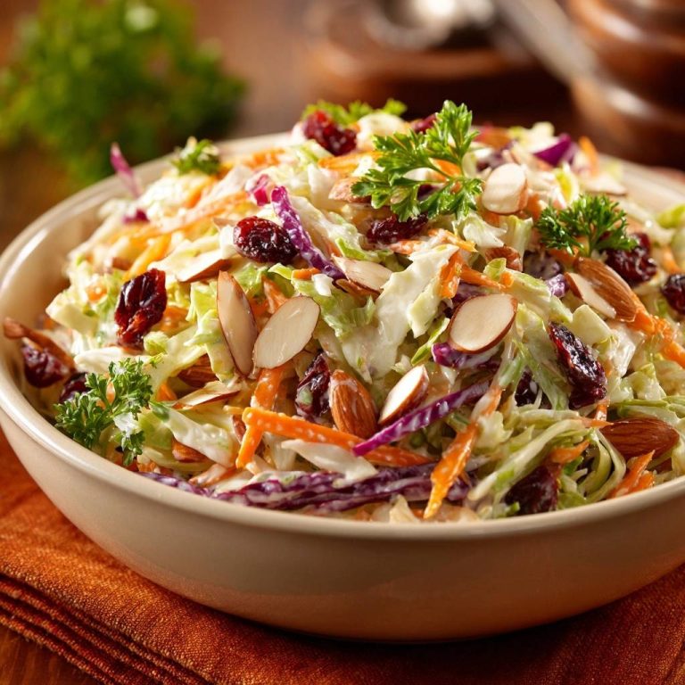 Knackiger Cranberry-Mandel-Krautsalat in einer Schüssel, Nahaufnahme mit Mandelsplittern und Cranberries garniert