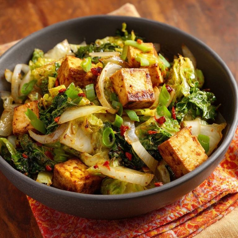 Knuspriger Tofu-Pak-Choi-Pfanne als Nahaufnahme mit gebratenem Tofu, Pak Choi und Frühlingszwiebeln in einer Schüssel.