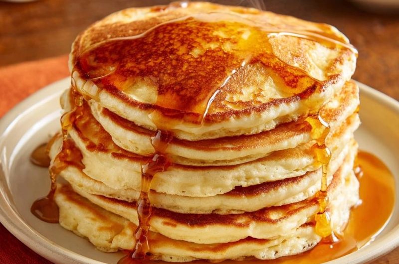 Amerikanische Pancakes mit Ahornsirup (Garantiert jedes Mal extra fluffig!)