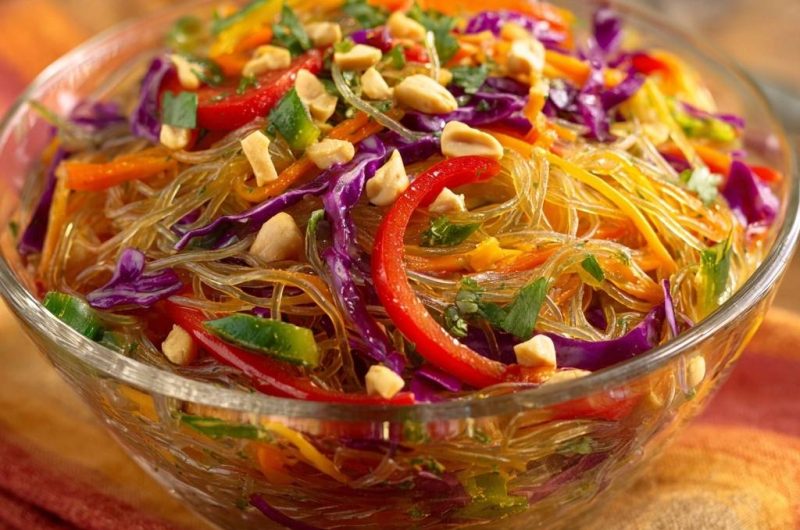 Bunter Glasnudelsalat mit Erdnüssen