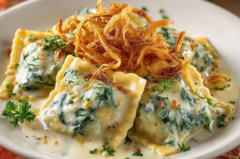 Cremige Spinat-Ravioli mit knusprigen Zwiebeln